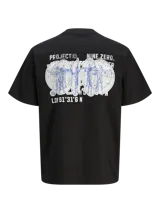 Camiseta negra de manga corta y cuello redondo con estampado en la espalda con la frase "Project Nine.Zero. LON 51°31'6 N".