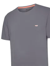 Remera gris de corte clásico con cuello redondo y logo pequeño en el pecho.