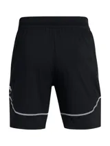 Short deportivo Under Armour Challenger Pro color rojo con paneles laterales negros y ribete negro en el ruedo.