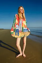 Camisa holgada estampada con motivos de mercado, corte clásico, cuello solapa y abotonada.