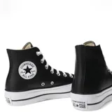 Championes Converse All Star Chuck Taylor Lift de caña alta, color negro, con plataforma blanca y cordones blancos.