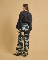Pantalón de viscosa con estampado abstracto en tonos azul y beige, corte recto y pretina elástica.