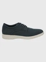 Zapato acordonado de cuero azul marino con suela blanca de goma.