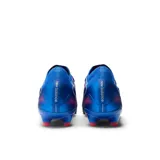 Championes de fútbol New Balance Tekela color azul con detalles en plateado y rojo.