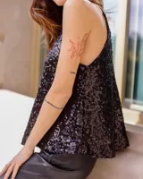 Musculosa negra con lentejuelas reversibles.