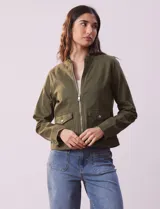 Campera de algodón negra, marca Baccini, con abertura central con cierre y bolsillos delanteros.