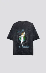 Remera negra con efecto nevado, de manga corta y cuello redondo. Estampado en la espalda con una figura femenina, el número XXI y la leyenda "El Mundo".