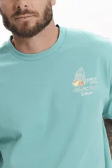 Remera color celeste con cuello redondo y estampado pequeño en el frente.