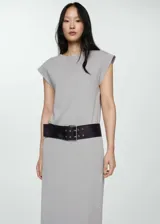 Vestido midi gris con mangas cortas y corte recto.