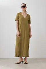 Vestido largo color verde oliva, con cuello en V, mangas cortas y costuras verticales.