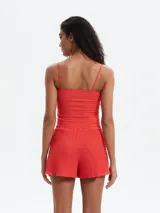 Short negro de tejido texturizado con cintura elástica.