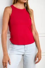 Musculosa de calce al cuerpo, confeccionada en viscosa Ecovero, suave y liviana, ideal para un look fresco y versátil.