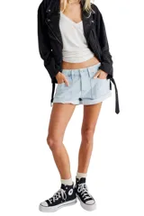 Shorts de denim de corte suelto en color celeste, con dobladillo y bolsillos frontales.