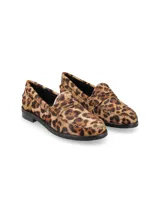 Mocasín de cuero con estampado animal print, forro y plantilla de cuero, suela de TR y laqueada.