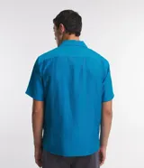 Camisa de hombre color verde claro, corte slim, de manga corta y cuello inglés. Confeccionada en viscosa texturizada.
