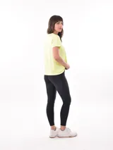 Remera lila de corte clásico y mangas cortas.