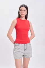Musculosa roja de punto canalé con cuello redondo y sisas anchas.