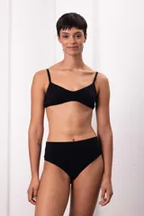 Culotte de algodón suave color azul marino, con tiro alto y faja ancha en la cintura.