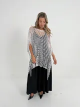 Poncho calado color dorado con flecos y lurex.