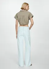 Jeans de corte recto en color celeste, con diseño clásico de cinco bolsillos y cierre frontal.