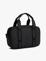 Bolso tipo reporter o duffel pequeño, color negro, con asas superiores y correa cruzada ajustable y extraíble. Las asas llevan estampado repetitivo de la marca "Tommy Jeans". Presenta el logo de Tommy Jeans en la parte frontal.