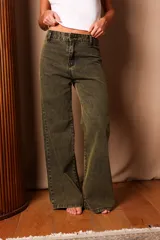 Pantalón de corte ancho, color verde militar, con diseño de cuatro bolsillos traseros.