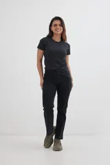 Remera de manga corta, cuello redondo y calce ajustado, color gris oscuro jaspeado.