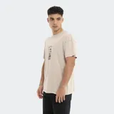 Remera beige de corte oversize con cuello redondo y estampado de hongos y texto 'Going Green' en el frente.