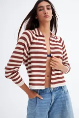 Cardigan tejido de punto a rayas horizontales color marrón y crudo, con cuello polo y cierre frontal con botones.