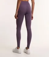 Calza deportiva color lila de poliamida y elastano, tiro alto y corte ajustado.