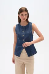 Chaleco de jean azul sin mangas con cuello redondo y cierre frontal con botones.