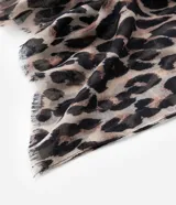 Pañuelo rectangular de franela con estampado de leopardo y terminación desflecada.