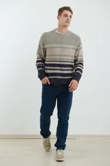 Sweater de punto grueso color gris con cuello redondo.