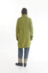 Vestido sweater largo de punto color verde oliva, con cuello alto y mangas largas.