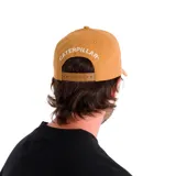 Gorra color ocre con parche frontal con el logo de Caterpillar y la leyenda "A Tractor Co. Since 1925". Tiene visera curva y correa ajustable en la parte posterior.