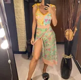 Entero de semivedetina con estampado floral y paddies desmontables. Incluye pareo con estampado floral.