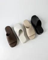 Zuecos marrones de goma con plataforma y taco.