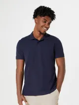 Camiseta tipo polo de manga corta, color azul oscuro, con cuello y tapeta de dos botones.