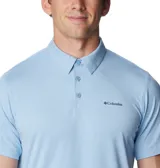 Polo de hombre Columbia Tech Trail, color blanco, de manga corta, con logo bordado en el pecho. Confeccionada en tejido hidroabsorbente Omni-Wick™ con elastano.