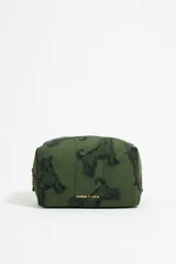Neceser mediano Bimba y Lola de nylon color verde oliva con estampado de perros negros. Tiene cierre con cremallera, bolsillo interior y placa metálica con el logo de la marca.