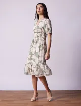Vestido midi de gasa color verde con estampado floral blanco, escote en V, cintura elastizada y mangas cortas con puño elastizado.