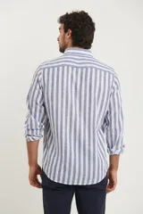 Camisa de lino a rayas verticales azules y blancas, de manga larga con puños abotonados y cuello clásico.