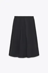 Falda midi negra de tiro alto con cintura elástica ajustable con cordones y detalle de vivo lateral blanco a contraste.