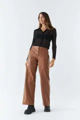 Camisa negra traslúcida de manga larga con cuello clásico y cierre frontal con botones.