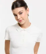 Vestido corto blanco de rib, con cuello polo, botones delanteros y mangas cortas.