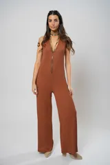 Mono largo color marrón con textura, escote halter, corte holgado, cinturón de cuero con estampado animal y cierre frontal con botones.