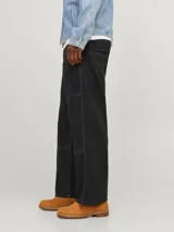 Pantalón negro de corte casual con costuras en contraste color blanco. Confeccionado en tejido canvas de algodón resistente.