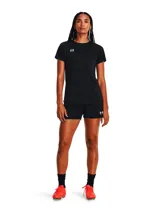Short deportivo Under Armour Challenger Knit negro con logo blanco en la pierna izquierda.