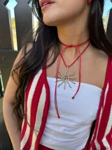 Collar con dije de sol dorado hecho a mano en alambre, con tiento sintético color menta regulable.