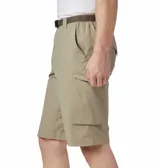 Bermuda de hombre color gris oscuro, con bolsillos cargo laterales con cierre y logo de la marca bordado en la pierna derecha. Incluye cinturón negro con hebilla plástica.